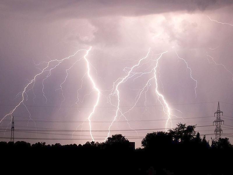 Blitze zucken über Ludwigsburg am Himmel.