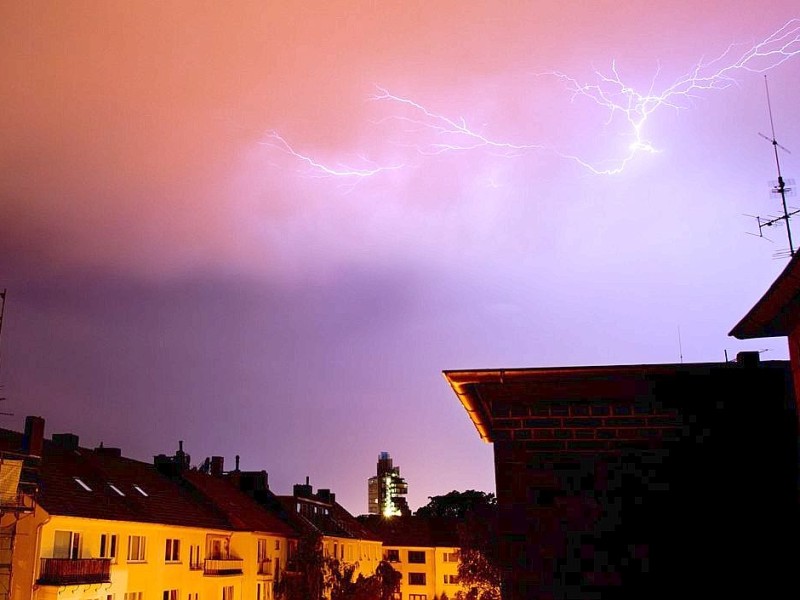 Blitze zucken während eines Gewitters am Himmel über der Norddeutschen Landesbank NordLB in Hannover.