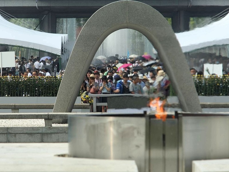 Viele Menschen gedenken  der Opfer des Atombombenabwurfs über Hiroshima vor 68 Jahren. Im Friedenspark steht noch immer eine Ruine als Mahnmal.