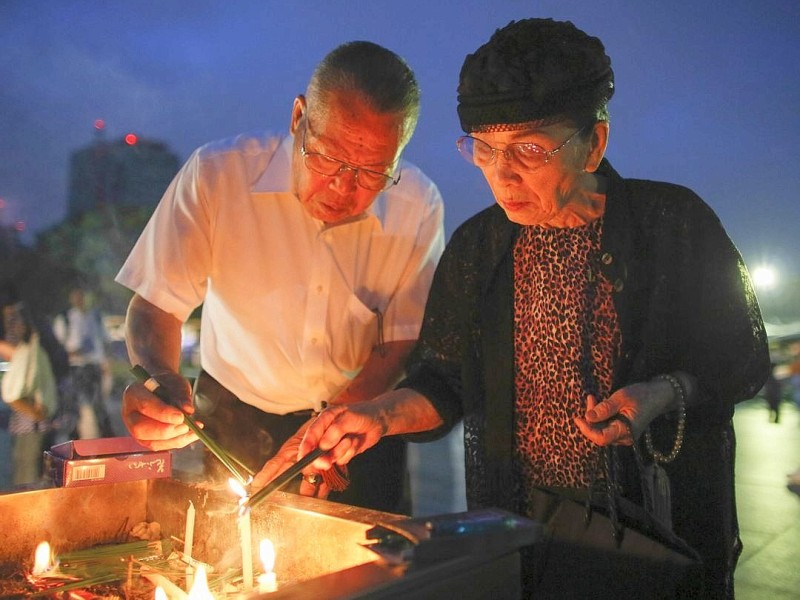 Viele Menschen gedenken  der Opfer des Atombombenabwurfs über Hiroshima vor 68 Jahren. Im Friedenspark steht noch immer eine Ruine als Mahnmal.