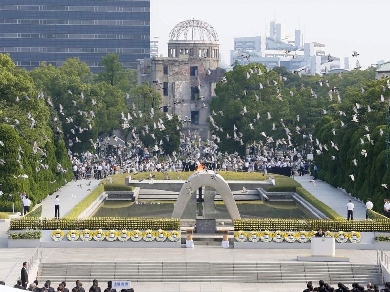 Viele Menschen gedenken  der Opfer des Atombombenabwurfs über Hiroshima vor 68 Jahren. Im Friedenspark steht noch immer eine Ruine als Mahnmal.