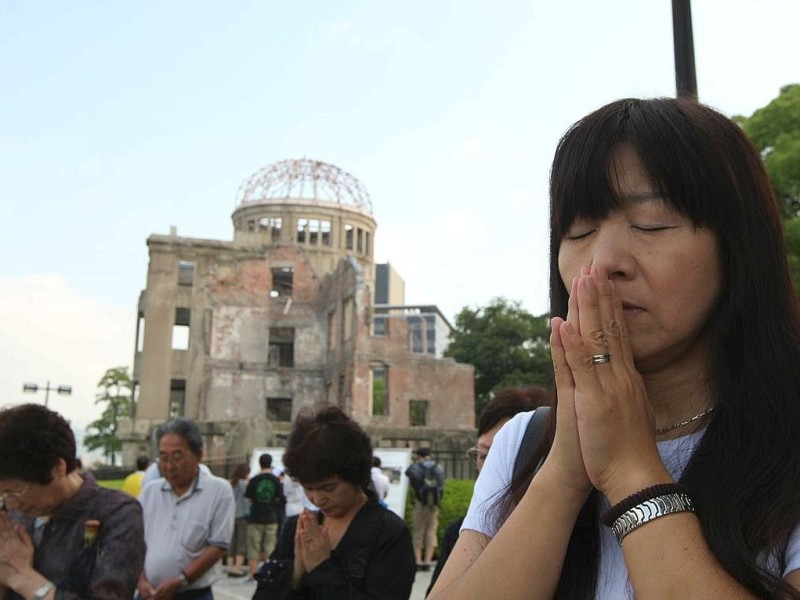 Viele Menschen gedenken  der Opfer des Atombombenabwurfs über Hiroshima vor 68 Jahren. Im Friedenspark steht noch immer eine Ruine als Mahnmal.