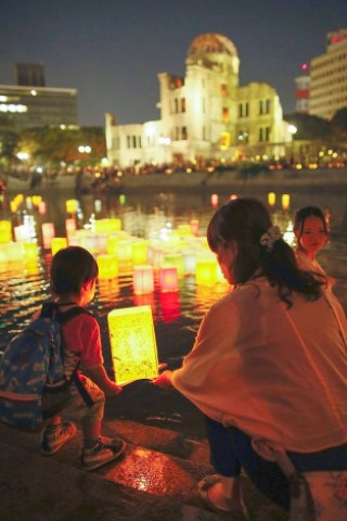 Viele Menschen gedenken  der Opfer des Atombombenabwurfs über Hiroshima vor 68 Jahren. Im Friedenspark steht noch immer eine Ruine als Mahnmal.