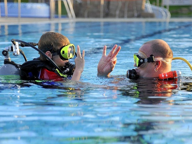 Schnuppertauchen für Kids bei den Tauchsportfreunden Herdecke im Freibad an der Hengsteyseestraße.Foto: Jürgen Theobald