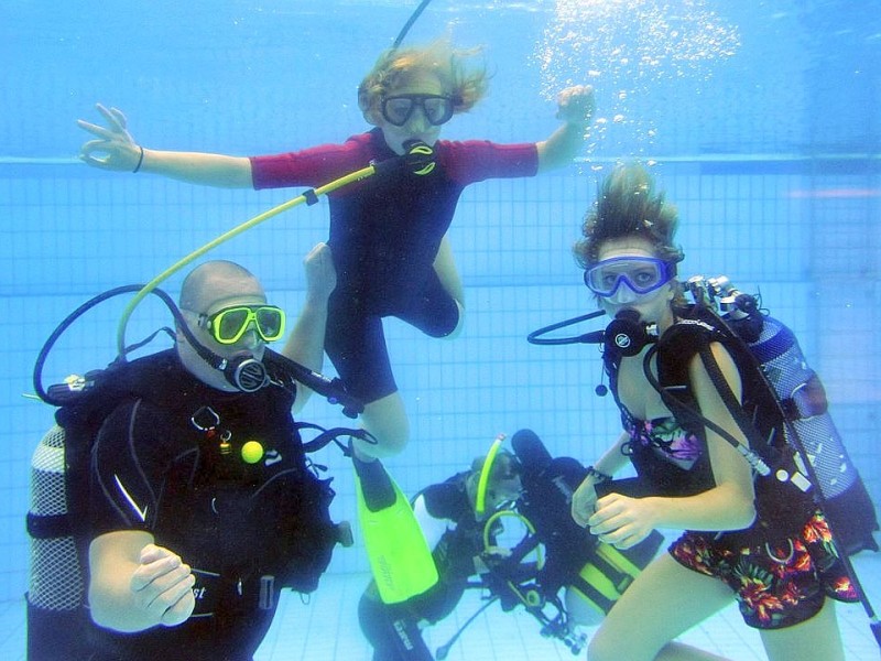 Schnuppertauchen für Kids bei den Tauchsportfreunden Herdecke im Freibad an der Hengsteyseestraße. Bild: Lisa (13) und Carolin (15) dürfen unter Begleitung auch in der 4 m tiefen Sprunggrube des Herdecker Freibades tauchen.Foto: Jürgen Theobald