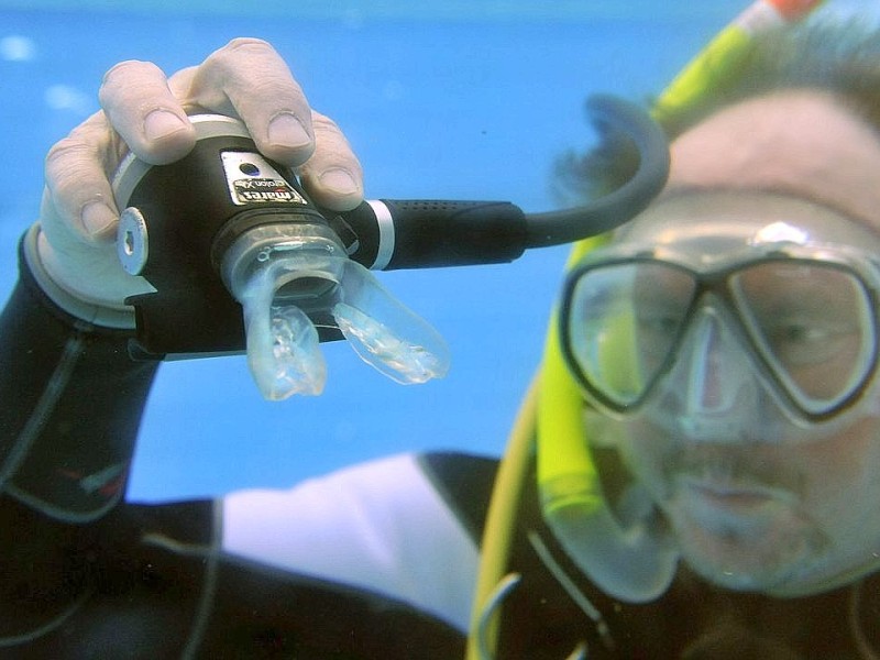 Schnuppertauchen für Kids bei den Tauchsportfreunden Herdecke im Freibad an der Hengsteyseestraße.Foto: Jürgen Theobald