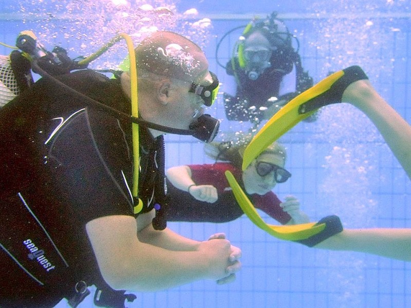 Schnuppertauchen für Kids bei den Tauchsportfreunden Herdecke im Freibad an der Hengsteyseestraße.Foto: Jürgen Theobald