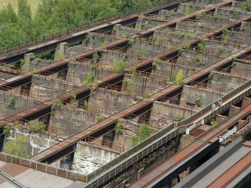 Sie erkunden die alten Industrieanlagen von innen und außen, klettern gar auf einen Hochofen, um die fantastische Aussicht zu genießen.