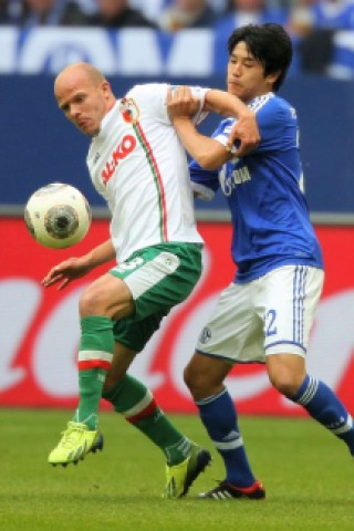 Schalke 04 ist in der Bundesliga ein wichtiger Sieg gelungen. Die Königsblauen wahren mit dem 4:1 gegen Augsburg den Anschluss an das obere Tabellenviertel.