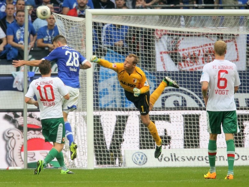 Schalke 04 ist in der Bundesliga ein wichtiger Sieg gelungen. Die Königsblauen wahren mit dem 4:1 gegen Augsburg den Anschluss an das obere Tabellenviertel.