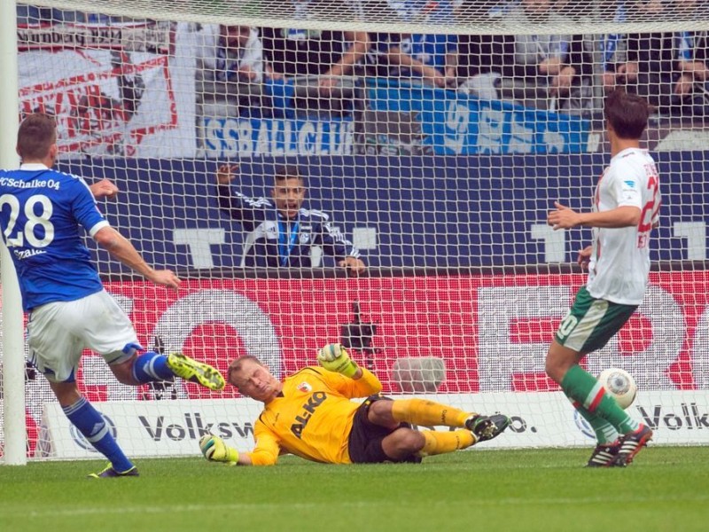 Schalke 04 ist in der Bundesliga ein wichtiger Sieg gelungen. Die Königsblauen wahren mit dem 4:1 gegen Augsburg den Anschluss an das obere Tabellenviertel.