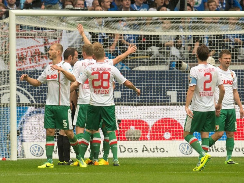 Schalke 04 ist in der Bundesliga ein wichtiger Sieg gelungen. Die Königsblauen wahren mit dem 4:1 gegen Augsburg den Anschluss an das obere Tabellenviertel.