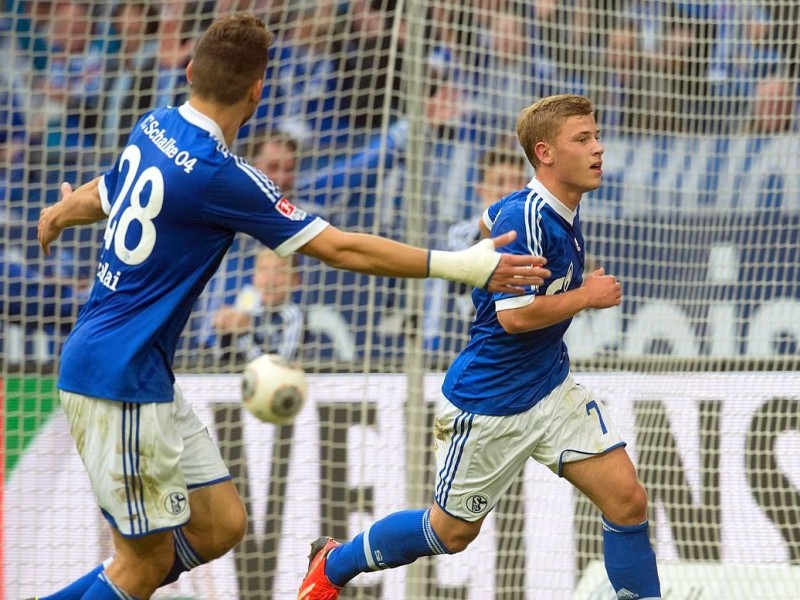 Schalke 04 ist in der Bundesliga ein wichtiger Sieg gelungen. Die Königsblauen wahren mit dem 4:1 gegen Augsburg den Anschluss an das obere Tabellenviertel.