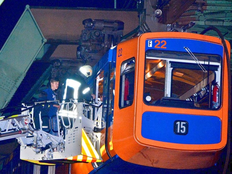 Stillstand bei der Wuppertaler Schwebebahn: Nachdem  eine Stromschiene von der Fahrbrücke abgerissen war, ist der gesamte Bahnverkehr zum Erliegen gekommen. Etwa 100 Fahrgäste mussten von der Feuerwehr mit einer Drehleiter in Sicherheit gebracht werden.