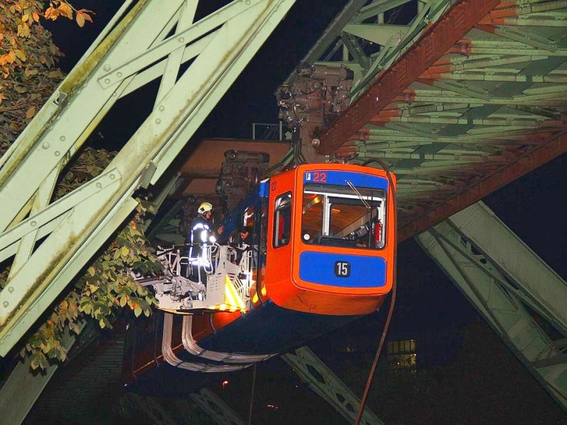 Stillstand bei der Wuppertaler Schwebebahn: Nachdem  eine Stromschiene von der Fahrbrücke abgerissen war, ist der gesamte Bahnverkehr zum Erliegen gekommen. Etwa 100 Fahrgäste mussten von der Feuerwehr mit einer Drehleiter in Sicherheit gebracht werden.