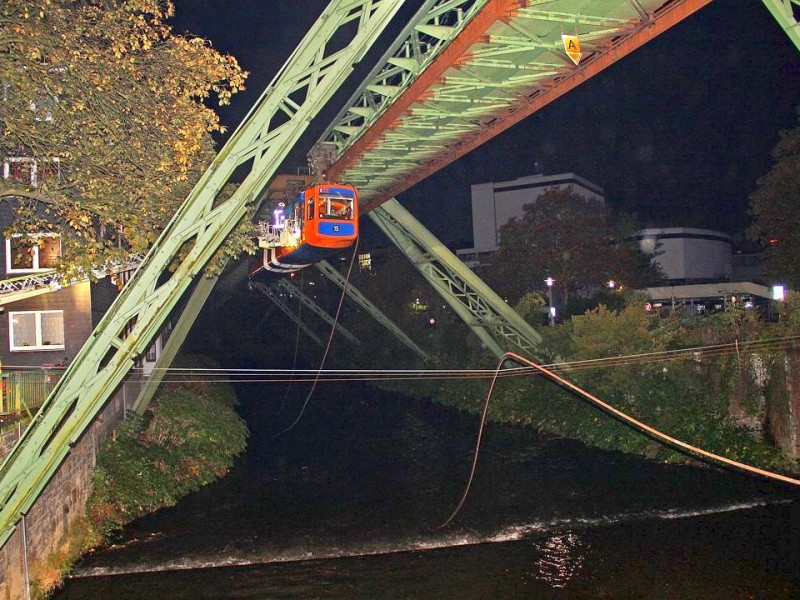 Stillstand bei der Wuppertaler Schwebebahn: Nachdem  eine Stromschiene von der Fahrbrücke abgerissen war, ist der gesamte Bahnverkehr zum Erliegen gekommen. Etwa 100 Fahrgäste mussten von der Feuerwehr mit einer Drehleiter in Sicherheit gebracht werden.