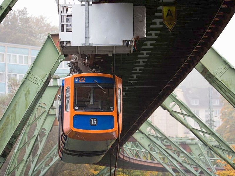 Stillstand bei der Wuppertaler Schwebebahn: Nachdem  eine Stromschiene von der Fahrbrücke abgerissen war, ist der gesamte Bahnverkehr zum Erliegen gekommen. Etwa 100 Fahrgäste mussten von der Feuerwehr mit einer Drehleiter in Sicherheit gebracht werden.