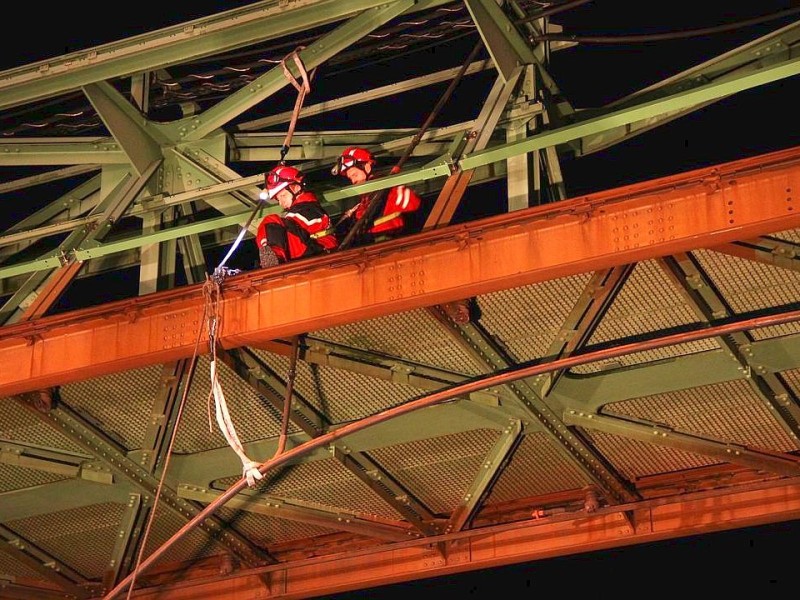 Stillstand bei der Wuppertaler Schwebebahn: Nachdem  eine Stromschiene von der Fahrbrücke abgerissen war, ist der gesamte Bahnverkehr zum Erliegen gekommen. Etwa 100 Fahrgäste mussten von der Feuerwehr mit einer Drehleiter in Sicherheit gebracht werden.