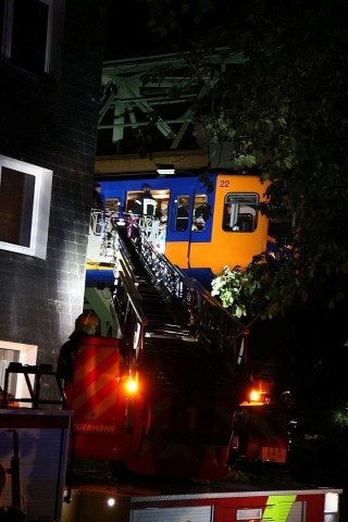 Stillstand bei der Wuppertaler Schwebebahn: Nachdem  eine Stromschiene von der Fahrbrücke abgerissen war, ist der gesamte Bahnverkehr zum Erliegen gekommen. Etwa 100 Fahrgäste mussten von der Feuerwehr mit einer Drehleiter in Sicherheit gebracht werden.