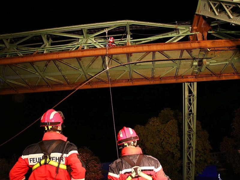 Stillstand bei der Wuppertaler Schwebebahn: Nachdem  eine Stromschiene von der Fahrbrücke abgerissen war, ist der gesamte Bahnverkehr zum Erliegen gekommen. Etwa 100 Fahrgäste mussten von der Feuerwehr mit einer Drehleiter in Sicherheit gebracht werden.