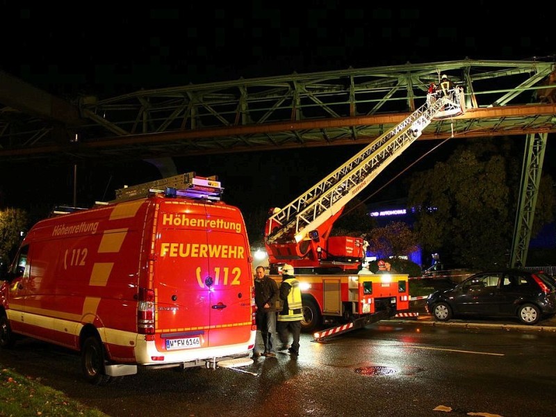 Stillstand bei der Wuppertaler Schwebebahn: Nachdem  eine Stromschiene von der Fahrbrücke abgerissen war, ist der gesamte Bahnverkehr zum Erliegen gekommen. Etwa 100 Fahrgäste mussten von der Feuerwehr mit einer Drehleiter in Sicherheit gebracht werden.