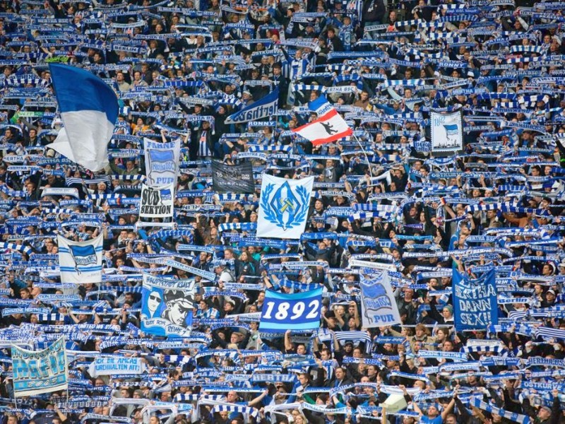 Schalke 04 hat den direkten Tabellennachbarn Hertha BSC besiegt.