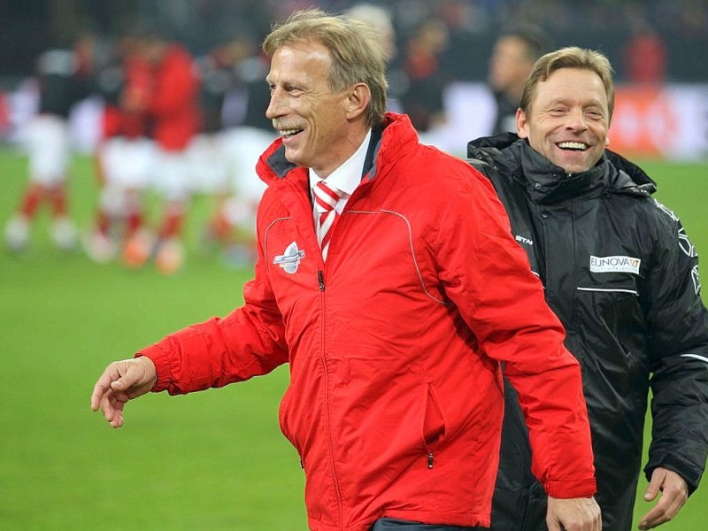 Fußball-Jahrhundertspiel: Deutschland - Türkei am 17.11.2013 in der VeltinsArena in Gelsenkirchen (Nordrhein-Westfalen). Der türkische Trainer Christoph Daum (l) lacht zusammen mit Thomas Häßler (r). Foto: Friso Gentsch/dpa +++(c) dpa - Bildfunk+++