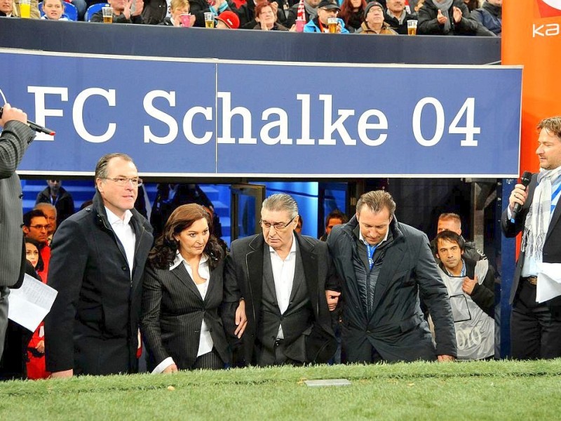 Jahrhundertspiel am Sonntag, 17.11.2013 in Gelsenkirchen. Schalkes Ex-Manager Rudi Assauer betritt vor dem Spiel der deuteschen und türkischen Altininternationalen das Spielfeld und begrüßt die Fans. Im Bild vlnr: Schalkes Aufsichtsratsvoristzender Clemens Tönnies, Tochter Bettina, Rudi Assauer und Eurofighter Marc Wilmots.Foto: Joachim Kleine-Büning/WAZ FotoPool