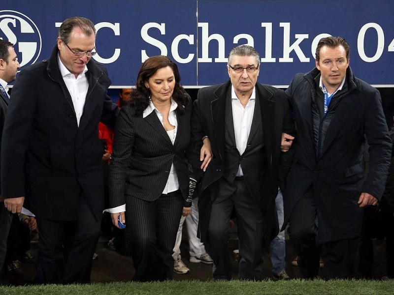 Fußball-Jahrhundertspiel: Deutschland - Türkei am 17.11.2013 in der VeltinsArena in Gelsenkirchen (Nordrhein-Westfalen). Clemens Tönnies (l), Aufsichtsratsvorsitzender des FC Schalke 04, Schalkes ehemaliger Manager Rudi Assauer (2.v.r.), seine Tochter Bettina Michel (2.v.l.) und der Ex-Spieler von Schalke 04, Marc Wilmots (r) betreten das Spielfeld vor dem Spiel. Foto: Friso Gentsch/dpa +++(c) dpa - Bildfunk+++