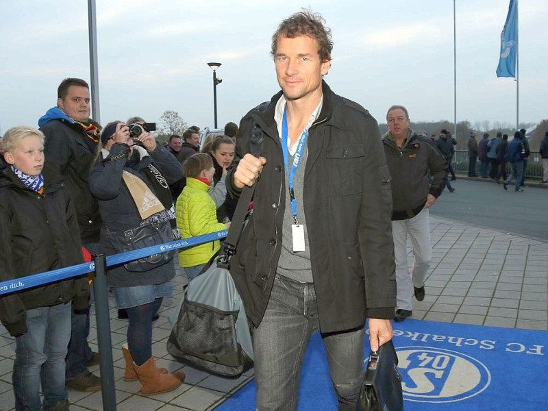 Fußball-Jahrhundertspiel: Deutschland - Türkei am 17.11.2013 in der VeltinsArena in Gelsenkirchen (Nordrhein-Westfalen). Der deutsche Torwart Jens Lehmann kommt vor dem Spiel am Stadion an. Foto: Friso Gentsch/dpa +++(c) dpa - Bildfunk+++