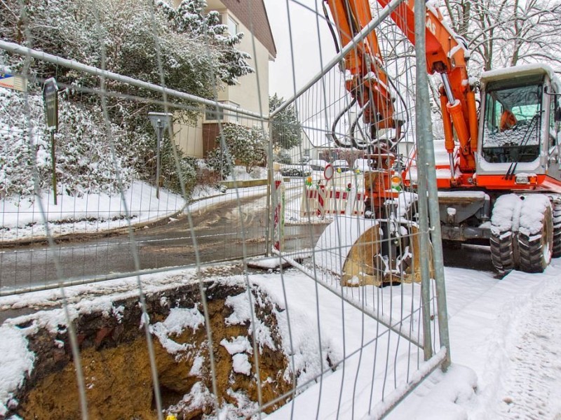 Tagesbruch am Schmachtenberg - und plötzlich ist ein Loch im Schnee.