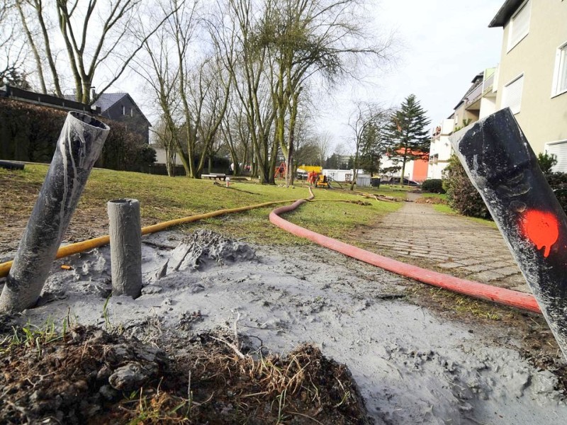 Wenn sich der Boden auftut, heißt die Lösung meist: Beton reinpumpen. So auch hier an der Hingbergstraße in Mülheim-Heißen.