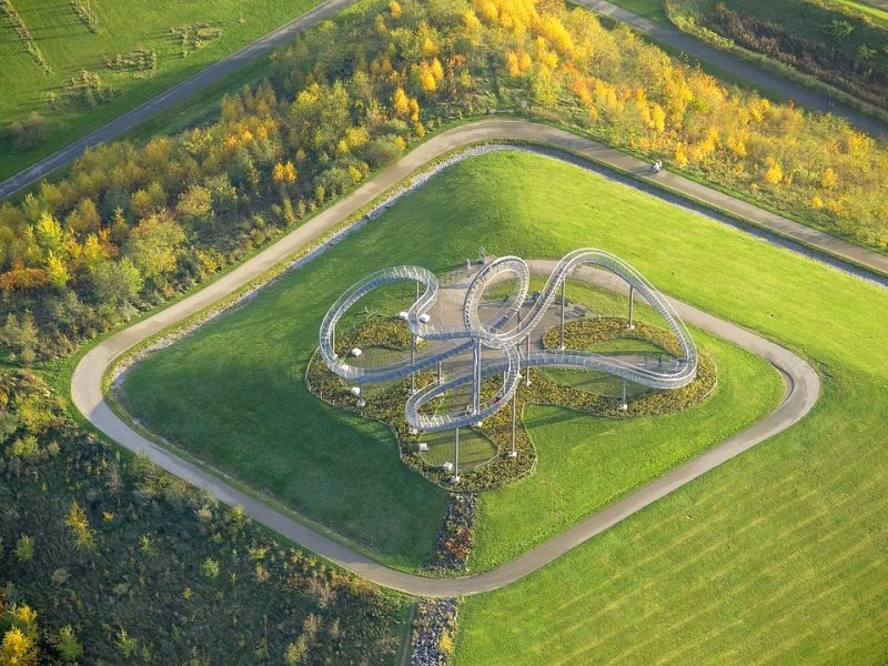 Die magische Achterbahn Tiger and Turtle im Herbst.