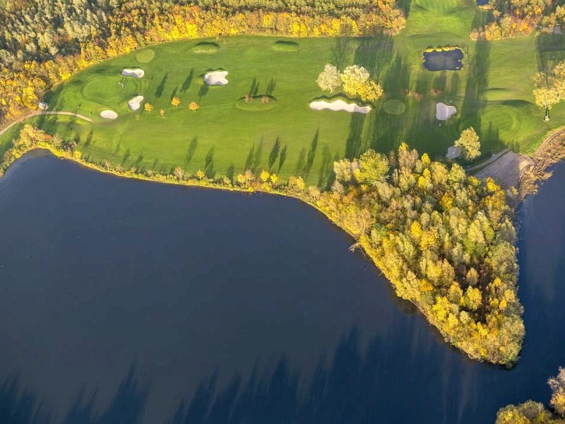 Auch das ist Duisburg: Grüne Idylle am Golfplatz und Rahmer See.