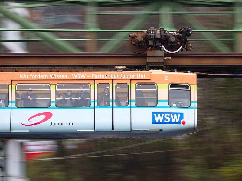 17. Oktober: Havarie der berühmten Wuppertaler Schwebebahn: Die Stromschiene des 112 Jahre alten Wahrzeichens der Stadt stürzt herab, demoliert Autos und verletzt zwei Menschen. Die Aufsichtsbehörde verpasst der Bahn eine sechswöchige Zwangspause.     14. November: Der Essener Energiekonzern RWE kündigt angesichts stark schrumpfender Gewinne ein drastisches Sparprogramm an. Konzernweit sollen bis 2016 weitere 6750 Stellen wegfallen, verlagert oder durch Verkauf abgegeben werden. Allein in Deutschland sind 4750 Arbeitsplätze betroffen. Betriebsbedingte Kündigungen sollen aber vermieden werden.