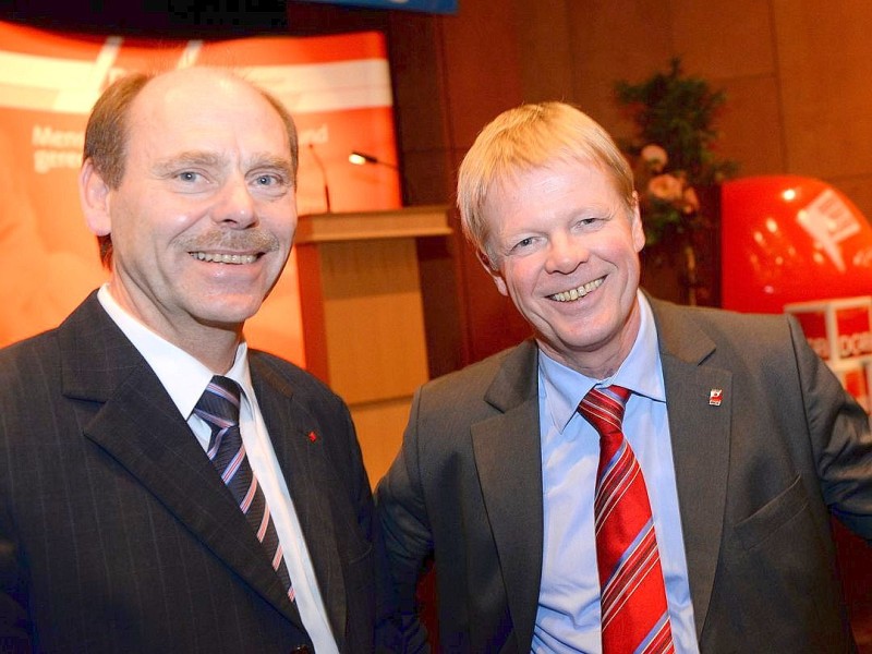 Der  DGB Emscher Lippe lud am Freitag, 03.01.2014 zum Neujahrsempfang in die Mathias-Jakobs-Stadthalle in Gladbeck an der Friedrichstraße ein. Gastgeber DGB Regionsgeschäftsführer Josef Hülsdünker li. mit dem Gastredner Reiner Hoffmann, Mitglied vom  DGB Bundesvorstand.Foto: Lutz von Staegmann WAZ-FotoPool