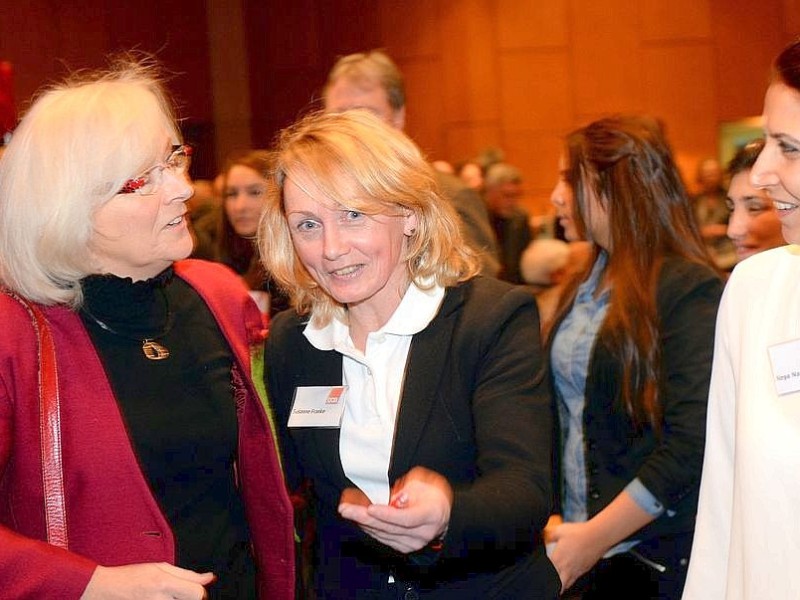 Der  DGB Emscher Lippe lud am Freitag, 03.01.2014 zum Neujahrsempfang in die Mathias-Jakobs-Stadthalle in Gladbeck an der Friedrichstraße ein. Begrüßung der Gäste.Foto: Lutz von Staegmann WAZ-FotoPool