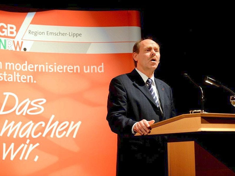 Der  DGB Emscher Lippe lud am Freitag, 03.01.2014 zum Neujahrsempfang in die Mathias-Jakobs-Stadthalle in Gladbeck an der Friedrichstraße ein. DGB Regionsgeschäftsführer Josef Hülsdünker bei der Eröffnungsrede.Foto: Lutz von Staegmann WAZ-FotoPool