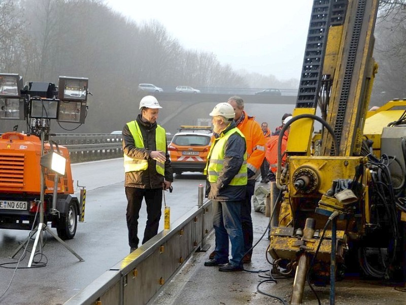 Am 23. Januar 2014 ließ Straßen NRW die Autobahn 43 zwischen Witten und Sprockhövel sperren: Bei Probebohrungen für eine Lärmschutzwand am Rehnocken (Kämpen) wurden Hohlräume in 4,60 Meter Tiefe unter der Autobahn gefunden. Auf den Ausweichstrecken staute sich der Verkehr. Am 1. Februar konnte der Landesbetrieb die Autobahnsperrung wieder aufheben.