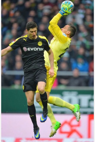 Borussia Dortmund hat den Anschluss an Bayer 04 Leverkusen souverän gewahrt.