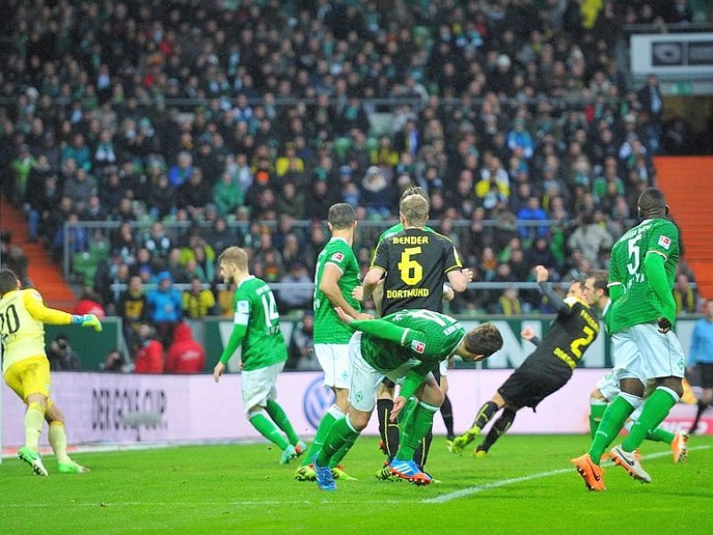 Borussia Dortmund hat den Anschluss an Bayer 04 Leverkusen souverän gewahrt.