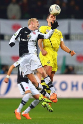 Frankfurt musste sich trotz guter Leistung in einem ausgeglichen Spiel zweier Fußball-Bundesligisten spät mit 0:1 (0:0) geschlagen geben