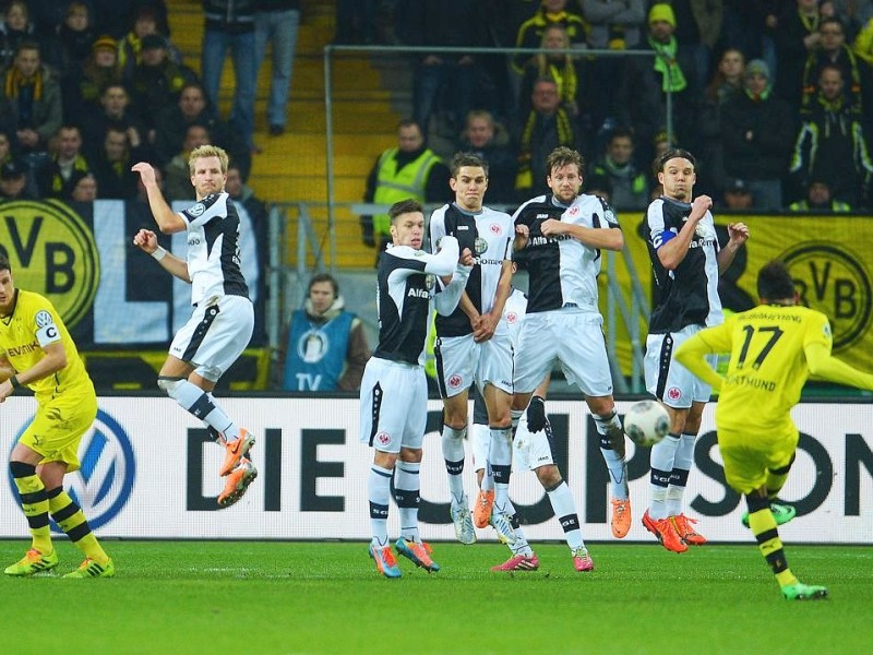 Frankfurt musste sich trotz guter Leistung in einem ausgeglichen Spiel zweier Fußball-Bundesligisten spät mit 0:1 (0:0) geschlagen geben