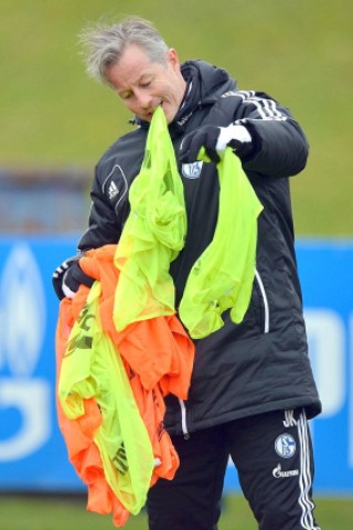 Training FC Schalke 04 am Donnerstag, 13.02.2014 in Gelsenkirchen.Im Bild Schalkes Trainer Jens KellerFoto: Joachim Kleine-Büning/WAZ FotoPool