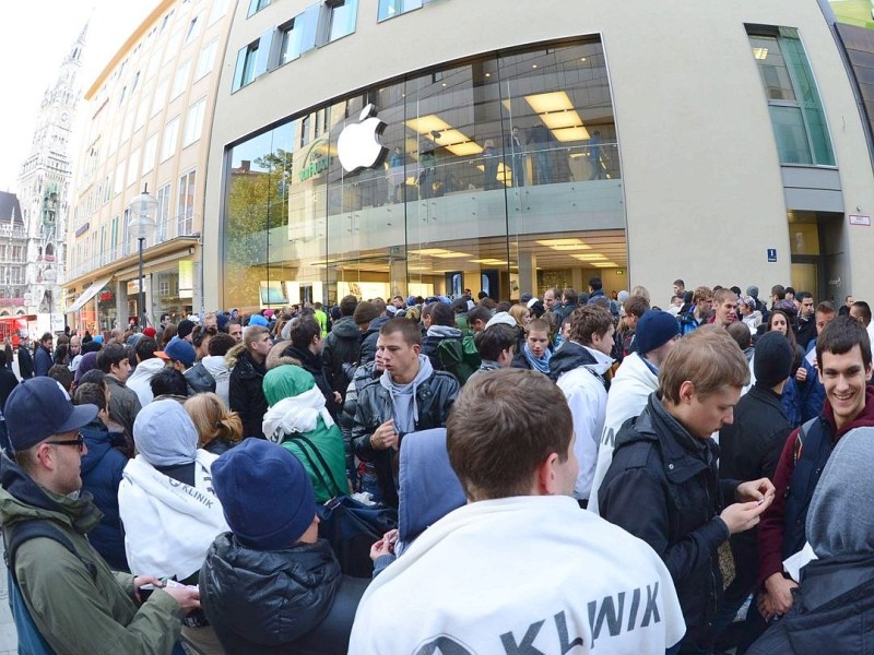 Die Eröffnung neuer iPhone-Stores wird zum Happening. Schon Stunden vorher campieren die Apple-Fans vor den Läden.