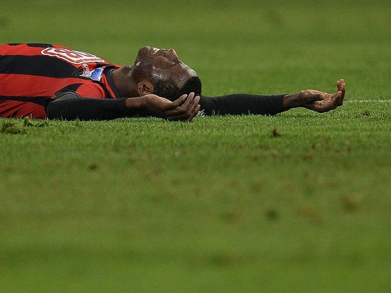 Die königsblauen Tore erzielten Chinedu Obasi und Klaas-Jan Huntelaar.