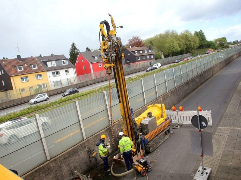 Am 16. April 2014 stoßen Arbeiter bei den Erkundungsbohrungen an der Autobahn 40 in Essen-Frillendorf auf den vermuteten alten Schacht. Noch am Abend werden die A40 und die A52 ab dem Dreieck Essen-Ost auf unbestimmte Zeit in Fahrtrichtung Bochum gesperrt werden. Der alte Schacht soll nun im Zwei-Schicht-Betrieb verfüllt werden.