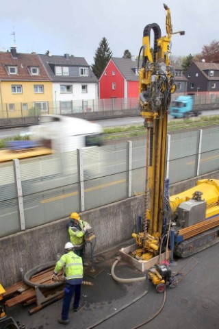 Am 16. April 2014 stoßen Arbeiter bei den Erkundungsbohrungen an der Autobahn 40 in Essen-Frillendorf auf den vermuteten alten Schacht. Noch am Abend werden die A40 und die A52 ab dem Dreieck Essen-Ost auf unbestimmte Zeit in Fahrtrichtung Bochum gesperrt werden. Der alte Schacht soll nun im Zwei-Schicht-Betrieb verfüllt werden.