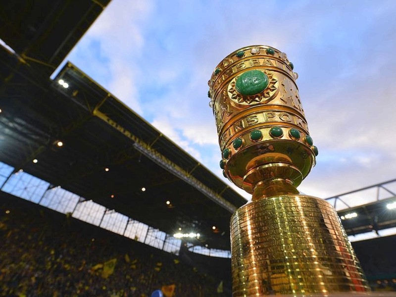 Der BVB schlägt den VfL Wolfsburg im DFB-Pokal-Halbfinale mit 2:0. Die Impressionen aus dem Signal Iduna Park.