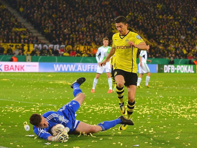 Der BVB schlägt den VfL Wolfsburg im DFB-Pokal-Halbfinale mit 2:0. Die Impressionen aus dem Signal Iduna Park.